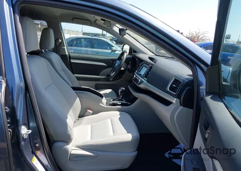 2019 Toyota Highlander Hybrid Le z USA, uszkodzony, nr VIN 5TDBGRFHXKS074774